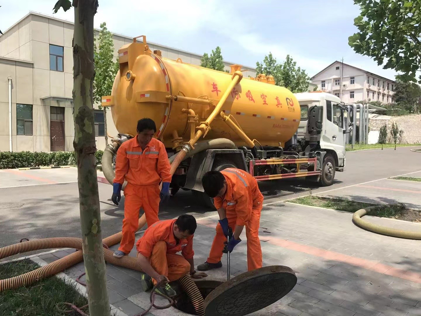 加查化粪池清理与5-8吨吸粪车施工效率分析